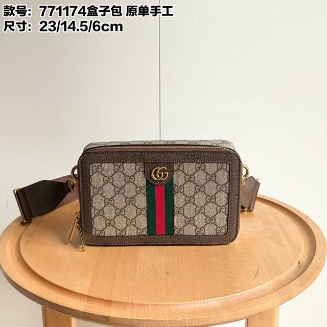 实拍～ 款号：771174盒子包 原单手工 尺寸：23X14.5X6Cm Ophidia经典老花配红绿织带 不同于其他软包 这款盒子包版型硬挺 双拉链两边均可开