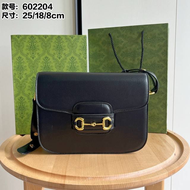 实拍# 款号：602204黑皮 尺寸：25X18X8Cm 经典1955系列马鞍包永远不会过时 25Cm马衔扣设计 内里真的超级能装！！ 肩带可以调节长短～