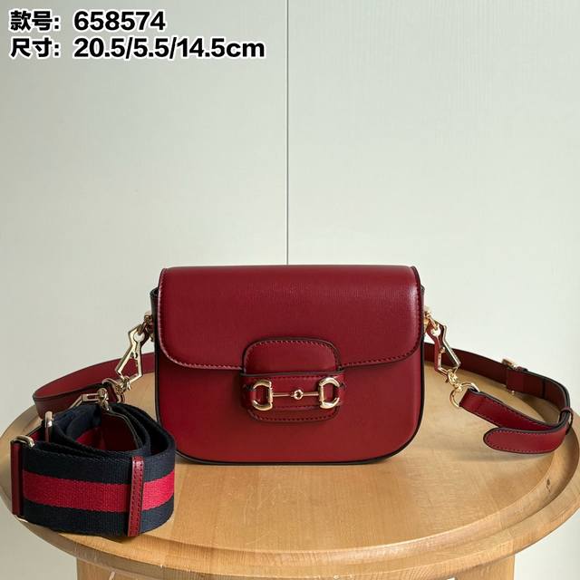 升级版实拍# 双肩带 款号:658574 红皮 尺寸:长20.5宽5.5高14.5 Mini 1955马鞍邮差包来了来了它来了！ 尺寸更小更可爱，并且有两条肩带