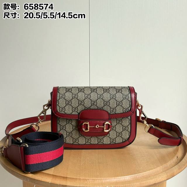 升级版实拍# 双肩带 款号:658574 红Pvc 尺寸:长20.5宽5.5高14.5 Mini 1955马鞍邮差包来了来了它来了! 尺寸更小更可爱,并且有两条 升级版实拍# 双肩带 款号:658574 红Pvc 尺寸:长20.5宽5.5高14.5 Mini 1955马鞍邮差包来了来了它来了! 尺寸更小更可爱,并且有两条