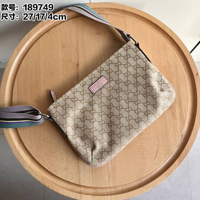 实拍# 款号：189749 尺寸：27 17 4Cm 经典帆布斜挎包3色 轻便能装 拉链开合日常出行更方便