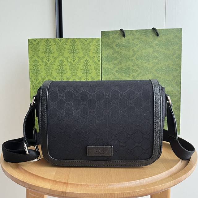实拍# 型号：449172黑布 尺寸：28X20X9Cm Gucci 专柜新品扁平邮差包，采用柔软的高级帆布面料精心打造！简约设计与品牌经典标志融合！肩带调节容