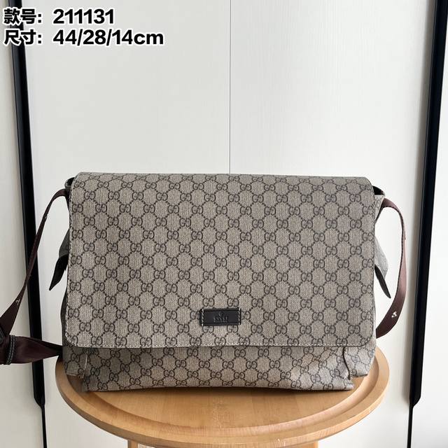 实拍# 型号：211131啡 尺寸：44×28×14Cm Gucci 大火妈咪包又称Diaper Bag，容量很大，两边有侧口袋可容纳水瓶。大翻盖设计很是方便，