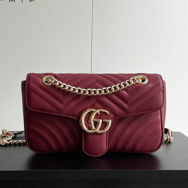 升级版实拍# 款号:443497酒红 尺寸:26-7-15Cm Gg Marmont 中号 惯性不变的经典款 五金内里升级 加量不加价 容量巨大:放一个充电宝+ 升级版实拍# 款号:443497酒红 尺寸:26-7-15Cm Gg Marmont 中号 惯性不变的经典款 五金内里升级 加量不加价 容量巨大:放一个充电宝+