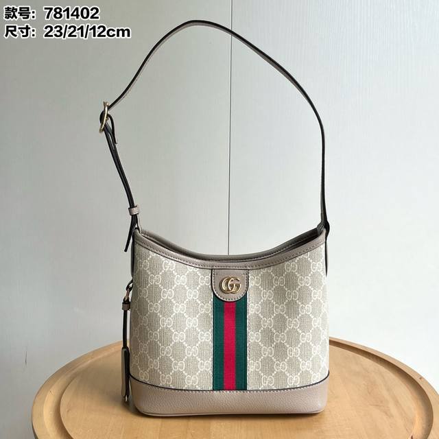 实拍# 型号 781402 尺寸 23 21 12Cm Gucci Ophidia Hobo腋下包 今天的气场是Hobo给的！！！ 这个包真的非常融入日常，随性