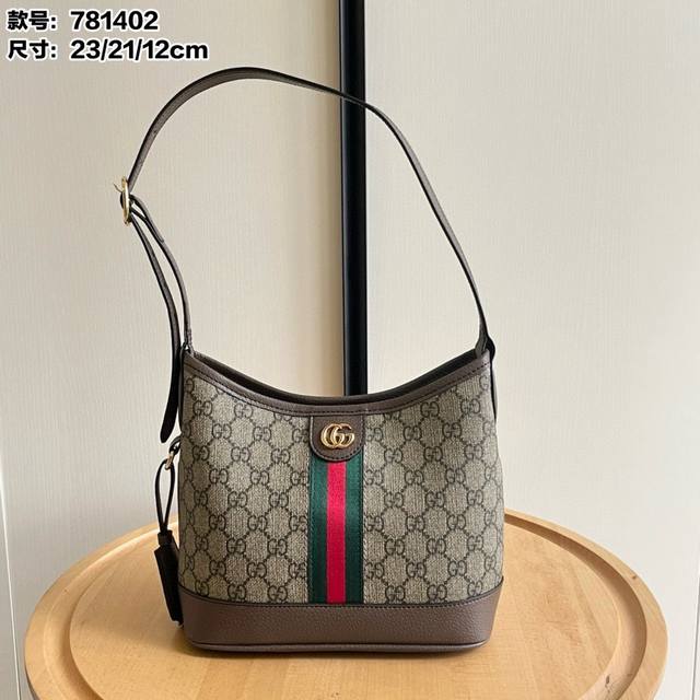 实拍# 型号 781402 尺寸 23 21 12Cm Gucci Ophidia Hobo腋下包 今天的气场是Hobo给的！！！ 这个包真的非常融入日常，随性