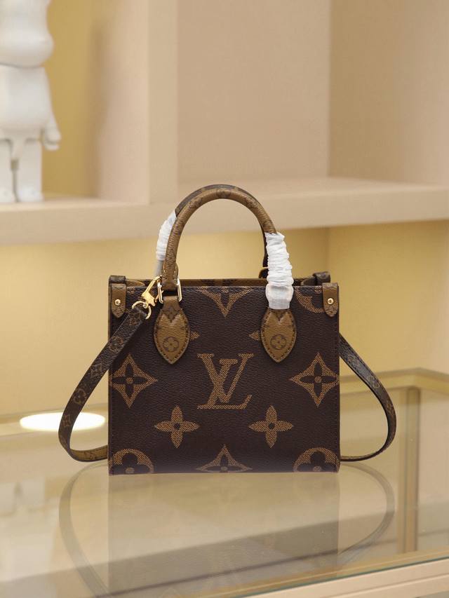 顶级原单变码芯片版 M46839 本款 Onthego 托特包以 Monogram 帆布浓缩原版设计，为皮革手柄及手柄固定件融入 Monogram Revers