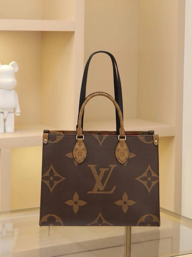 顶级原单变码芯片版 M45321黑皮长肩带 Onthego 中号手袋将经典 Monogram 帆布与 Monogram Reverse 帆布分饰两侧，迥异风尚随