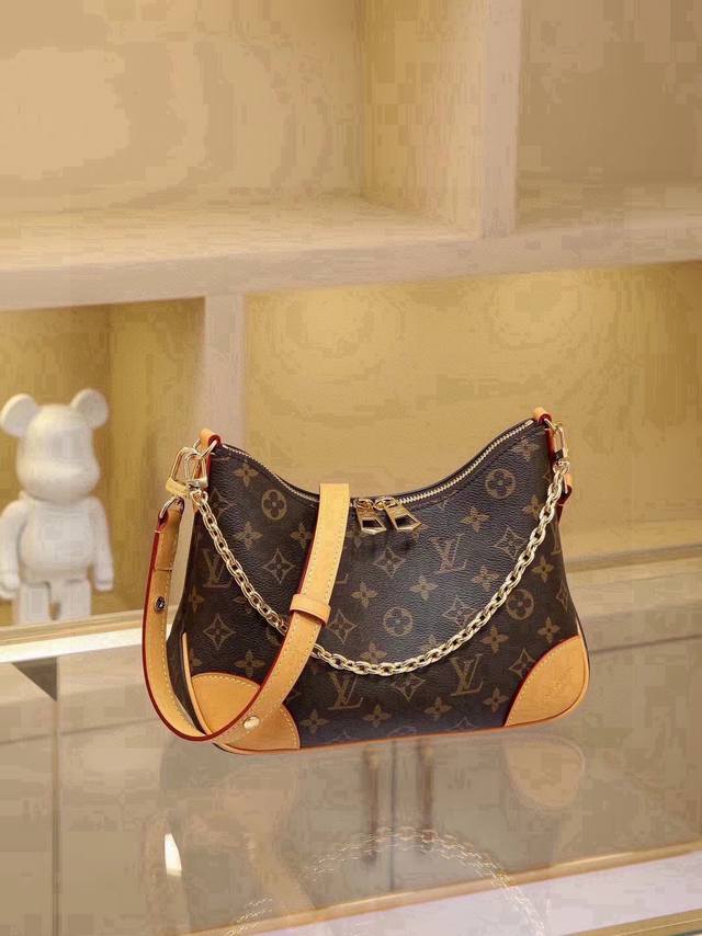 顶级原单变码芯片版 M45832老花黄皮 Odeon 小号手袋，以 Monogram 帆布和加固皮革边角传递复古意味。可调节肩带便于肩背或斜挎，轻启拉链即可取放