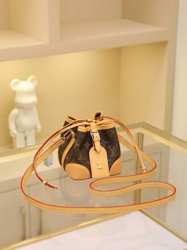 顶级原单变码芯片版 M57099迷你水桶包～年早春走秀款 无所不搭小水桶延续了经典、复古随性的感觉，小吊牌设计真的吸睛无数，日常穿搭装备。尺寸：12×12×12