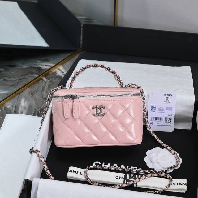 香奈儿Chanel 1：1对标专柜顶级 意大利进口原厂小牛皮Chanel 24K新品 黑银水钻手柄 长盒子包 化妆包 皮质是带点纹理的牛皮，质感高级耐磨 可以放 - 点击图像关闭