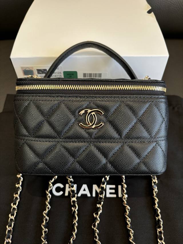 香奈儿Chanel 1：1对标专柜顶级 法国进口原厂Haas小牛皮 Chanel 25C化妆包 耐磨球纹的皮面。链条可拆卸 可手提容量也很合适 独特的设计和实用