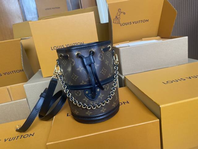 顶级原单 M83 老花Canoé 手袋取材 Monogram 帆布，将 Noé 手袋和 Cannes 手袋融于一身，令前者的抽绳结合后者的模压底部设计，兼具潮流