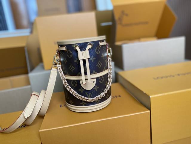 顶级原单 M83 老花黄皮Canoé 手袋取材 Monogram 帆布，将 Noé 手袋和 Cannes 手袋融于一身，令前者的抽绳结合后者的模压底部设计，兼具