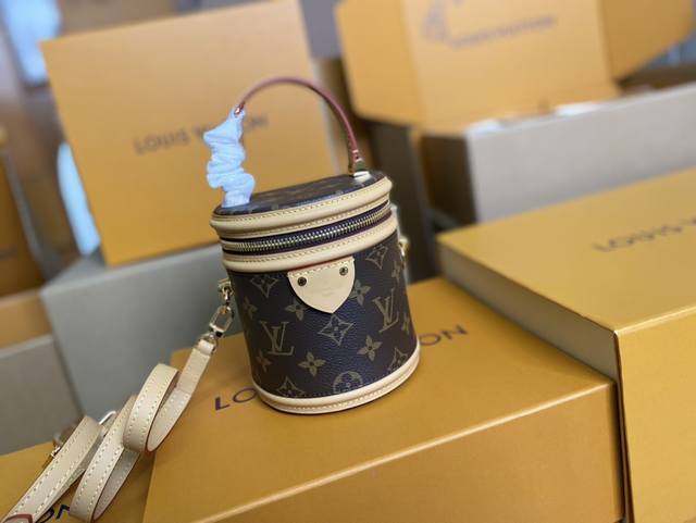 顶级原单 M82952本款 Nano Cannes 手袋以 Monogram 帆布裁出圆筒构型,与化妆包设计不谋而合。皮革饰边和标签上压印的路易威登标识丰富工致 顶级原单 M82952本款 Nano Cannes 手袋以 Monogram 帆布裁出圆筒构型,与化妆包设计不谋而合。皮革饰边和标签上压印的路易威登标识丰富工致