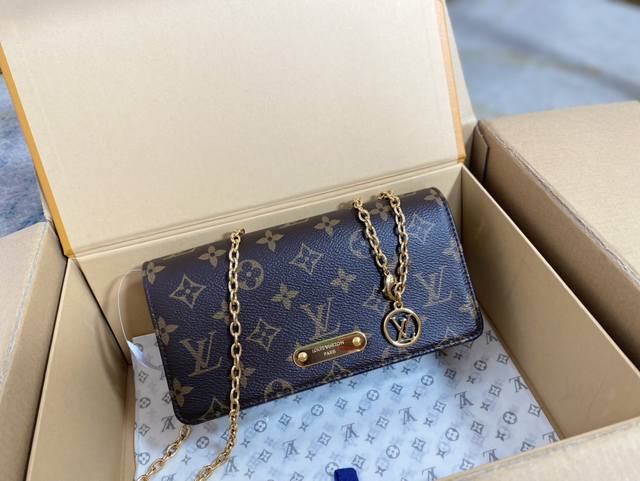 M82509老花 Mb免税版本 全钢五金 支持芯片感应链条包Woc系列 Lily Woc 手袋 Monogram帆布链状Lily钱夹结合了时尚的长方形和微妙的复