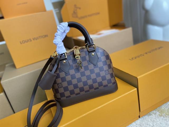 顶级原单 N41221 啡格 M53152 老花 本款迷人的 Alma Bb 手袋源于 1934 年设计的路易威登经典包款。标志性元素赋予此款 Monogram