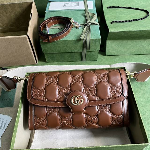 Matelassé皮革小号手袋专柜品质，顶级原单货原厂皮质 专柜防尘布袋 实物拍摄现货出货！ 简介：Matelassé皮革在每一季都通过新颖别致的设计风格呈现在