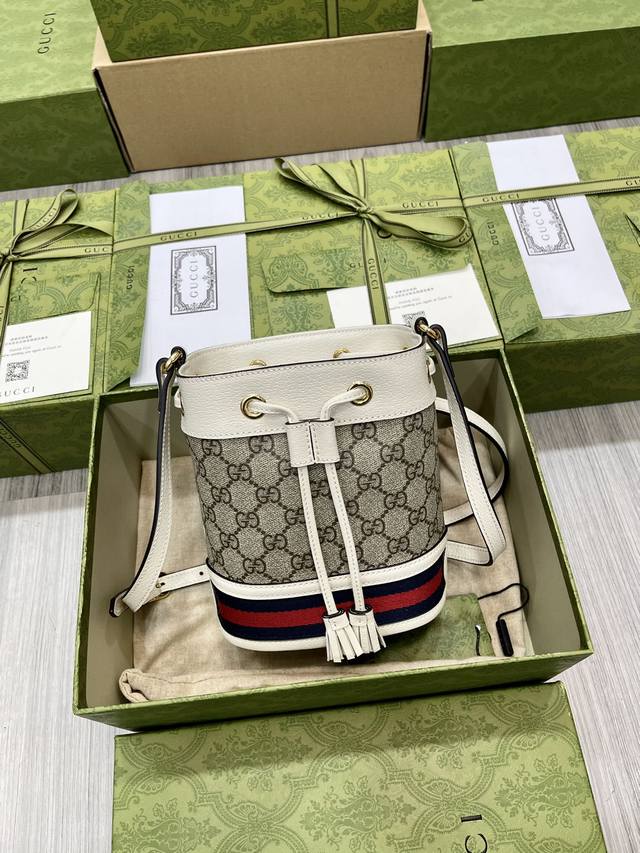 迷你水桶系列专柜品质顶级原单货原厂皮质 专柜防尘布袋 实物拍摄现货出货！ 简介：在古驰爱的进行曲 全新时装系列中，Supreme帆布推出了经典隽永的杏色和白色组