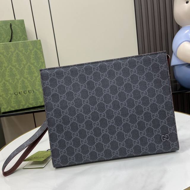 新品 饰Gg细节手拿包。作为品牌经典之作，Gg Supreme帆布已然成为Gucci设计世界的标志性面料。这款手拿包通体点缀字母交织图案。Gg配件为单品增添品牌