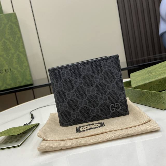 饰Gg细节钱包。Gucci小件皮革配饰突破设计界限，不断以个性方式焕新演绎经典单品。这款男士钱包将经典Gg Supreme帆布与灰色Gg配件匠心糅合，成就现代时
