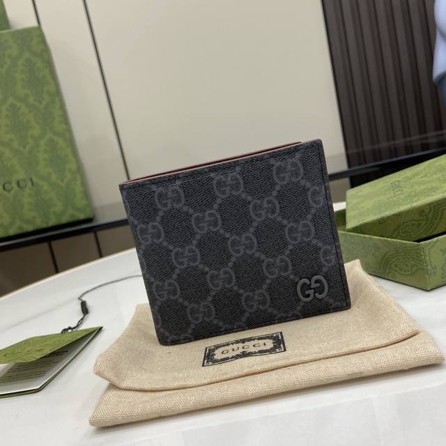 饰Gg细节钱包。Gucci小件皮革配饰突破设计界限，不断以个性方式焕新演绎经典单品。这款男士钱包将经典Gg Supreme帆布与黑色Gg配件匠心糅合，成就现代时