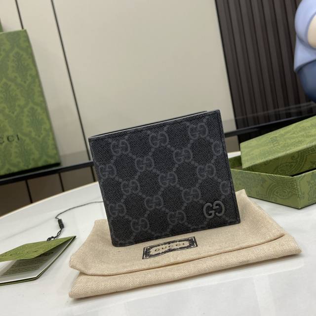 饰Gg细节钱包。Gucci小件皮革配饰突破设计界限，不断以个性方式焕新演绎经典单品。这款男士钱包将经典Gg Supreme帆布与黑色Gg配件匠心糅合，成就现代时
