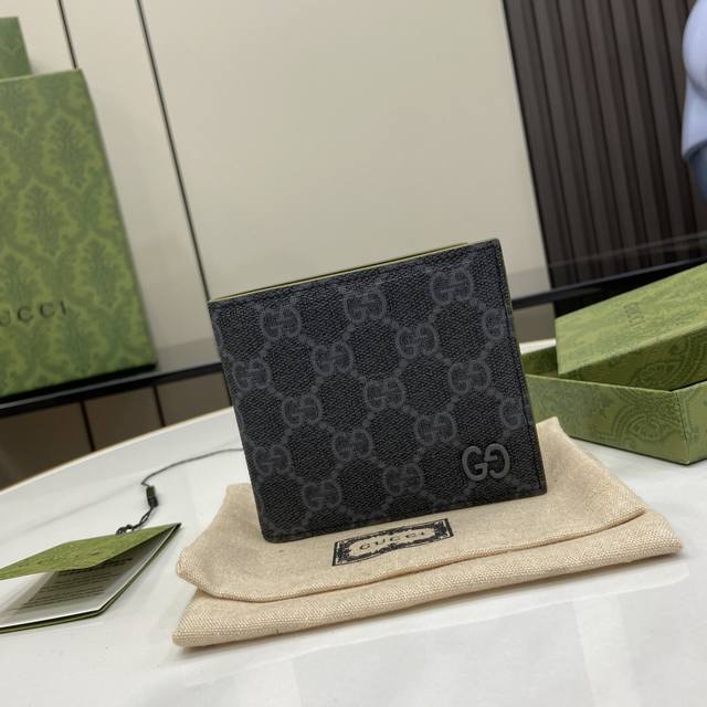 饰Gg细节钱包。Gucci小件皮革配饰突破设计界限，不断以个性方式焕新演绎经典单品。这款男士钱包将经典Gg Supreme帆布与黑色Gg配件匠心糅合，成就现代时