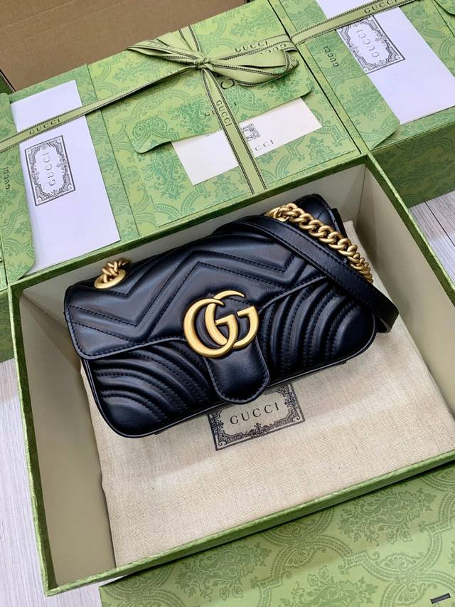 绗缝小号手袋肩背包系列专柜品质,顶级原单货原厂皮质 专柜防尘布袋 实物拍摄现货出货! 简介:令人欲罢不能的美包你收了吗?Gg Marmont系列,优雅精巧的设计 绗缝小号手袋肩背包系列专柜品质,顶级原单货原厂皮质 专柜防尘布袋 实物拍摄现货出货! 简介:令人欲罢不能的美包你收了吗?Gg Marmont系列,优雅精巧的设计