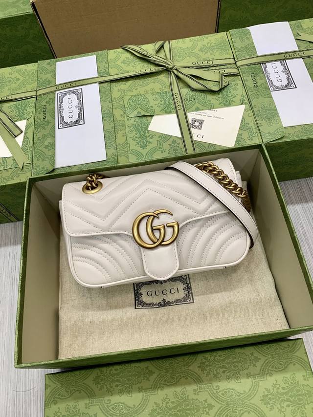 绗缝小号手袋肩背包系列专柜品质，顶级原单货原厂皮质 专柜防尘布袋 实物拍摄现货出货！ 简介：令人欲罢不能的美包你收了吗？Gg Marmont系列，优雅精巧的设计