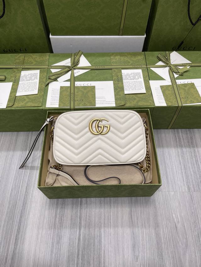 Marmont系列小号肩背包专柜品质,顶级原单货原厂皮质 专柜防尘布袋 实物实拍现货出货! 简介:令人欲罢不能的美包你收了吗?Gg Marmont系列,优雅精巧 Marmont系列小号肩背包专柜品质,顶级原单货原厂皮质 专柜防尘布袋 实物实拍现货出货! 简介:令人欲罢不能的美包你收了吗?Gg Marmont系列,优雅精巧