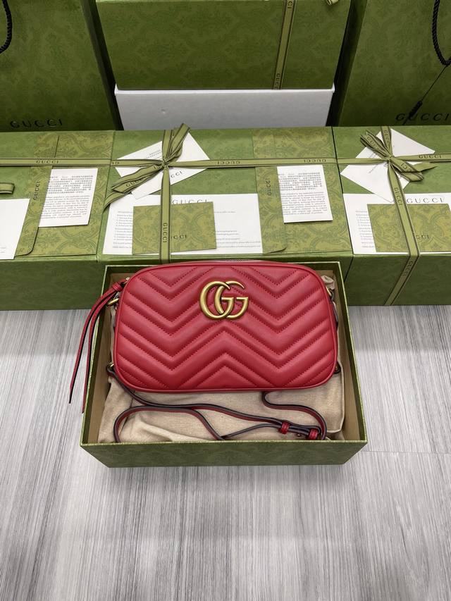 Marmont系列小号肩背包专柜品质，顶级原单货原厂皮质 专柜防尘布袋 实物实拍现货出货！ 简介：令人欲罢不能的美包你收了吗？Gg Marmont系列，优雅精巧