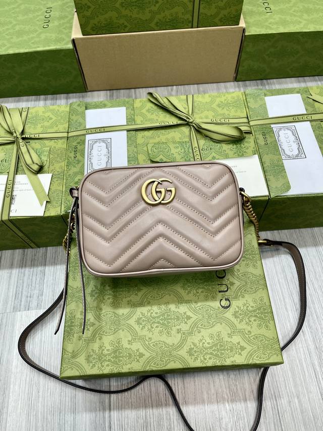 Marmont系列迷你肩背包专柜品质，顶级原单货原厂皮质 专柜防尘布袋 实物拍摄现货出货！ 简介：令人欲罢不能的美包你收了吗？Gg Marmont系列，优雅精巧