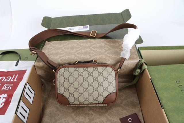 Emblem系列超迷你手袋专柜品质，顶级原单货原厂材质 专柜防尘布袋 实物拍摄现货出货！ 简介：Emblem系列以创意设计和创新功能焕新诠释经典图案，匠心缔造未