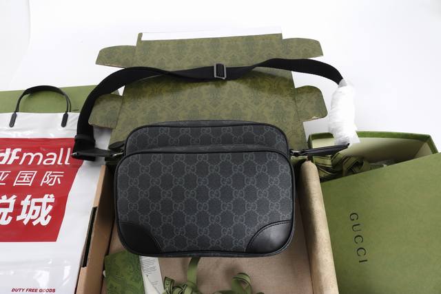 Emblem系列中号斜挎包专柜品质,顶级原单货原厂材质 专柜防尘布袋 实物拍摄现货出货! 简介:全新Gg Emblem系列男士旅行单品焕新诠释品牌的隽永优雅风范 Emblem系列中号斜挎包专柜品质,顶级原单货原厂材质 专柜防尘布袋 实物拍摄现货出货! 简介:全新Gg Emblem系列男士旅行单品焕新诠释品牌的隽永优雅风范