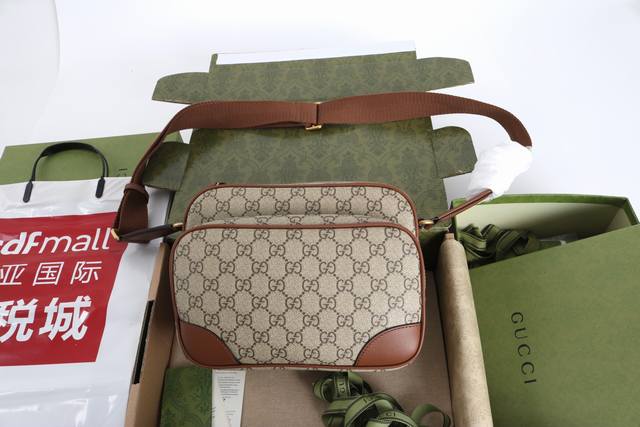Emblem系列中号斜挎包专柜品质，顶级原单货原厂材质 专柜防尘布袋 实物拍摄现货出货！ 简介：全新Gg Emblem系列男士旅行单品焕新诠释品牌的隽永优雅风范