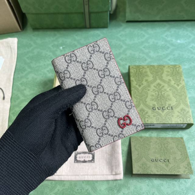 饰Gg细节长款卡片夹。Gucci典藏元素Gg细节与活力配色巧妙糅合。这款长款卡片夹以Gg Supreme帆布匠心打造，巧妙融入红色撞色细节，为这款小巧的日常配饰