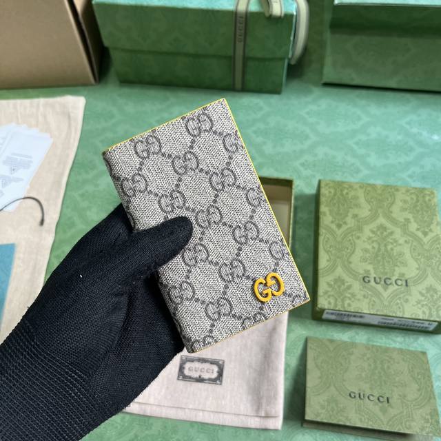 饰Gg细节长款卡片夹。Gucci典藏元素Gg细节与活力配色巧妙糅合。这款长款卡片夹以Gg Supreme帆布匠心打造,巧妙融入黄色撞色细节,为这款小巧的日常配饰 饰Gg细节长款卡片夹。Gucci典藏元素Gg细节与活力配色巧妙糅合。这款长款卡片夹以Gg Supreme帆布匠心打造,巧妙融入黄色撞色细节,为这款小巧的日常配饰