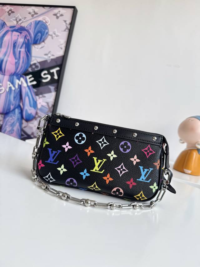 163C动态芯片配专柜包装』 海外原单M13663独家实拍！本款 Pochette Accessoires 手袋取材涂层帆布，以缤纷 Monogram 图案演绎