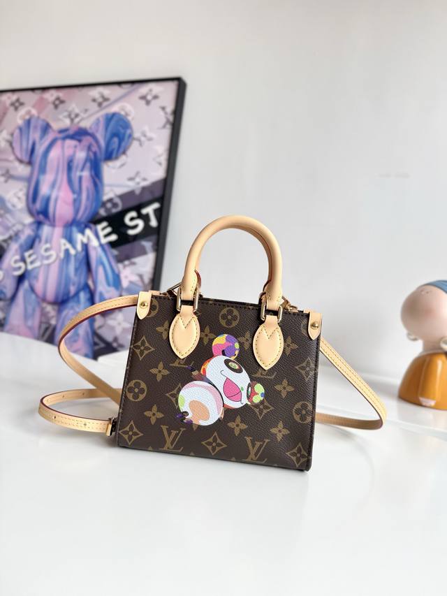 163C动态芯片配专柜包装』 海外原单M13668独家实拍！路易威登 X 村上隆再版系列以玩味笔触演绎 Onthego 手袋的玲珑版本。Monogram 帆布与