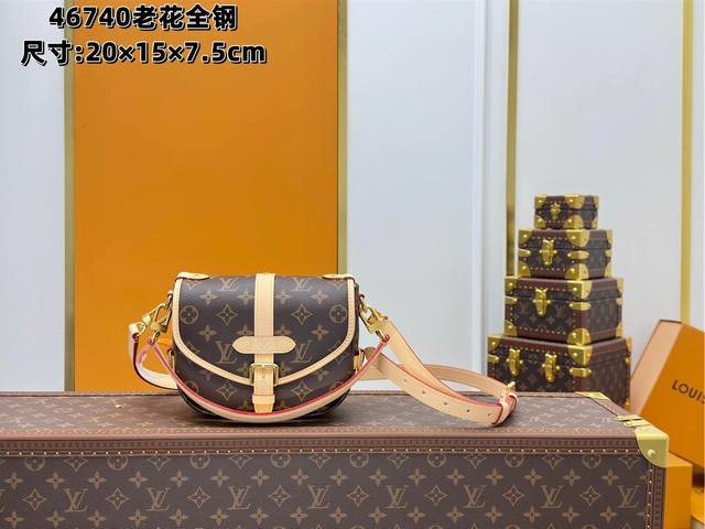 全钢五金 变码芯片 特级配全套包装 M46740老花 迷你双子星 Monogram帆布Saumur Bb手袋以现代风格重新诠释了备受喜爱的档案设计。马鞍包形状和