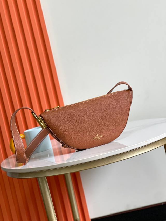 顶级头层,动态变码芯片M83546 M11429 黑色 Low Key采用现代简约设计,辅以极其柔软光滑的牛犊皮和精致的细节。这些措施包括Lv雕刻挂锁和麂皮小腿 顶级头层,动态变码芯片M83546 M11429 黑色 Low Key采用现代简约设计,辅以极其柔软光滑的牛犊皮和精致的细节。这些措施包括Lv雕刻挂锁和麂皮小腿