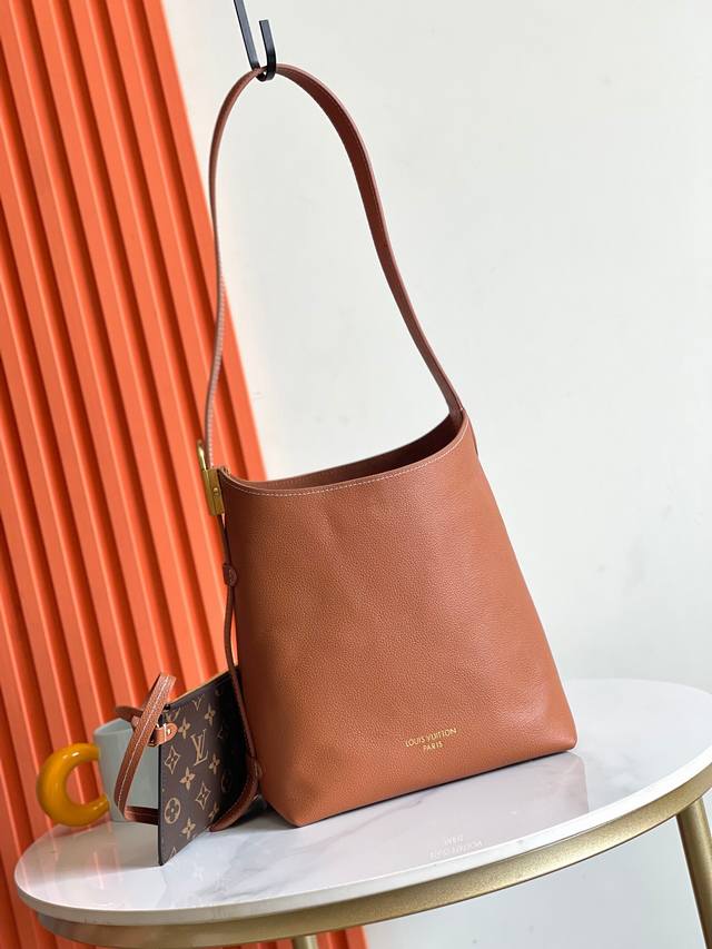 顶级原单，变码芯片，25354 25353Low Key Hobo 小号手袋为光滑牛皮革搭配绒面牛皮革内衬，可容纳短款钱夹、大号智能手机、钥匙和其他小物。肩带可