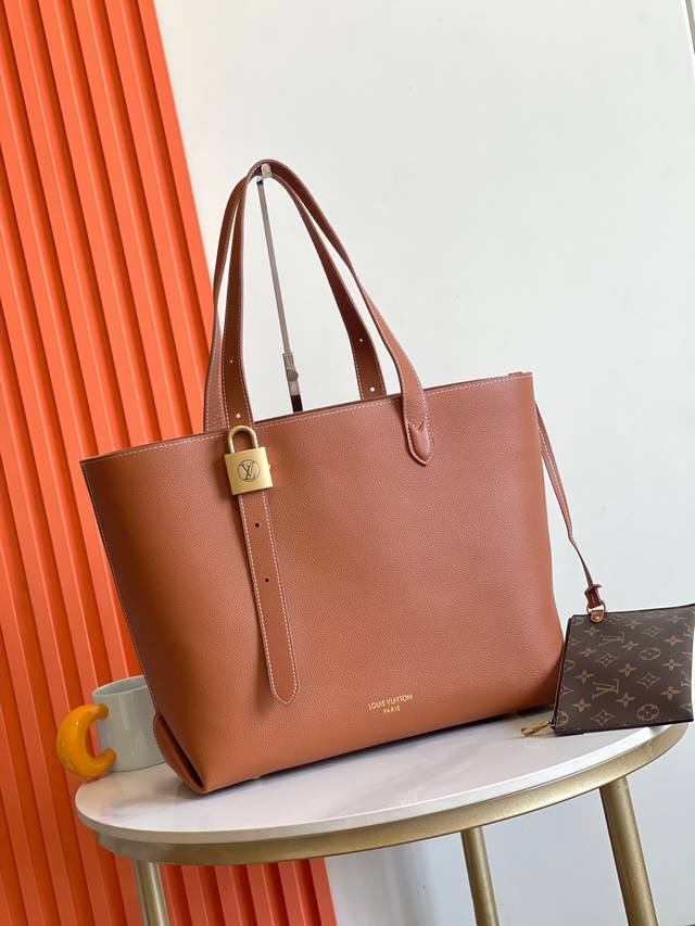 顶级原单头层皮，本款25341，25342动态变码芯片本款 Low Key Cabas 中号手袋以柔软粒面牛皮革包裹绒面皮革内衬，匠心打造华美格调。品牌标志性挂