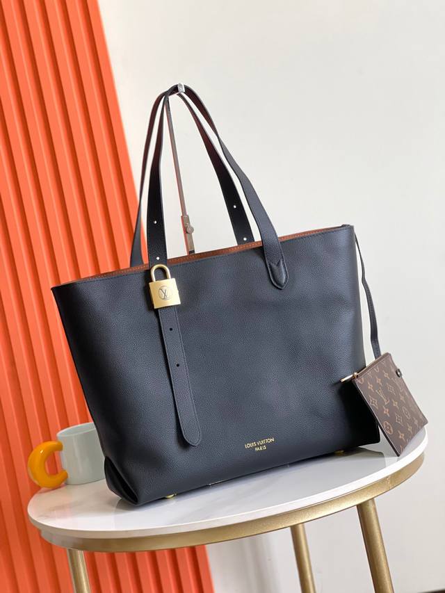 顶级原单头层皮，本款25341，25342动态变码芯片本款 Low Key Cabas 中号手袋以柔软粒面牛皮革包裹绒面皮革内衬，匠心打造华美格调。品牌标志性挂