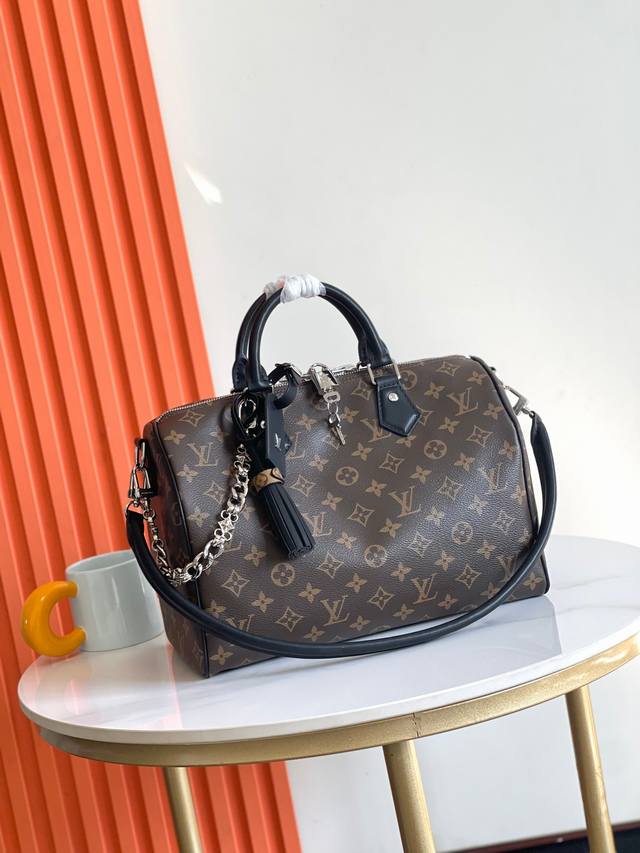 顶级头层，动态芯片，Speedy Soft 30 Crafty M12243.M11945.M87212手袋以惬意之姿相伴旅途。Monogram 涂层帆布带来柔