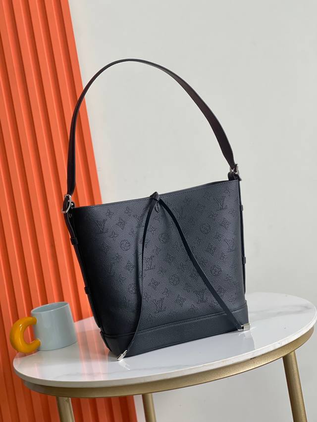 顶级头层，M12140.M12139动态芯片，半钢五金，Flore 手袋以镂花牛皮革演绎 Monogram 穿孔图案，借耀目金属件点亮水桶包廓形。系结开合实现稳