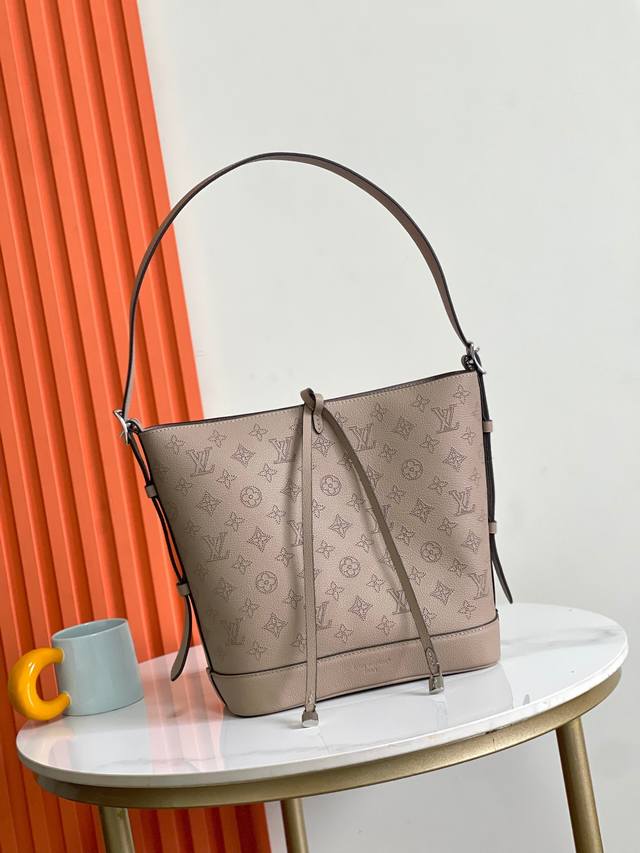 顶级头层，M12140.M12139动态芯片，半钢五金，Flore 手袋以镂花牛皮革演绎 Monogram 穿孔图案，借耀目金属件点亮水桶包廓形。系结开合实现稳