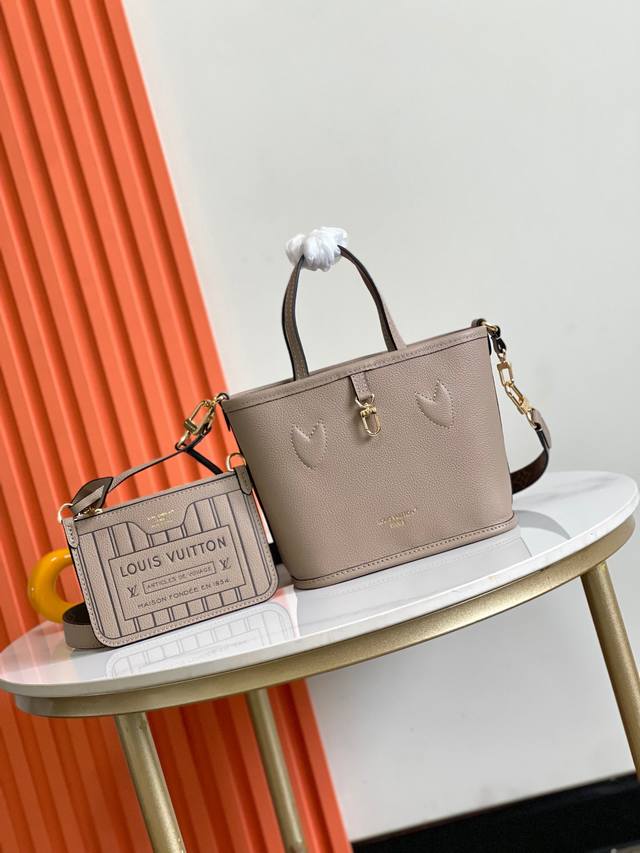 顶级头层,动态变码芯片M12099 M12109Neverfull BandoulièRe Inside Out Bb 手袋本季演绎经典设计的双面版本,以标志性 顶级头层,动态变码芯片M12099 M12109Neverfull BandoulièRe Inside Out Bb 手袋本季演绎经典设计的双面版本,以标志性