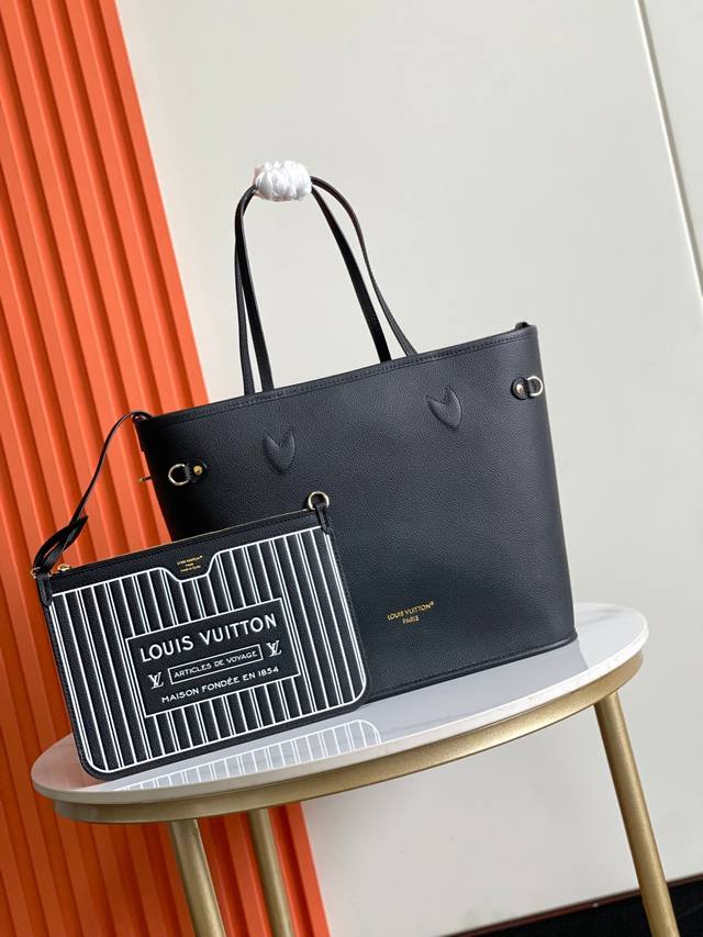 顶级头层，动态变码芯片，M11946，M12061 Neverfull Inside Out 中号手袋以 Monogram 帆布与粒面皮革演绎崭新双面设计，其可